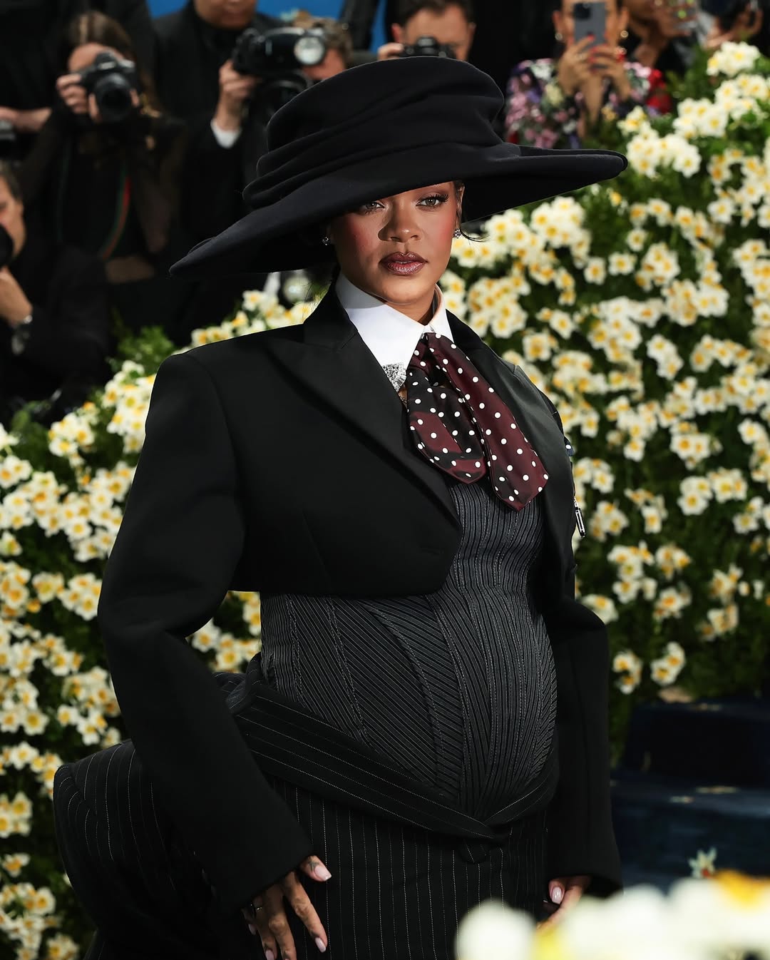 Rihanna Stuns the World at the 2025 Met Gala – And Reveals Her Baby Bump !