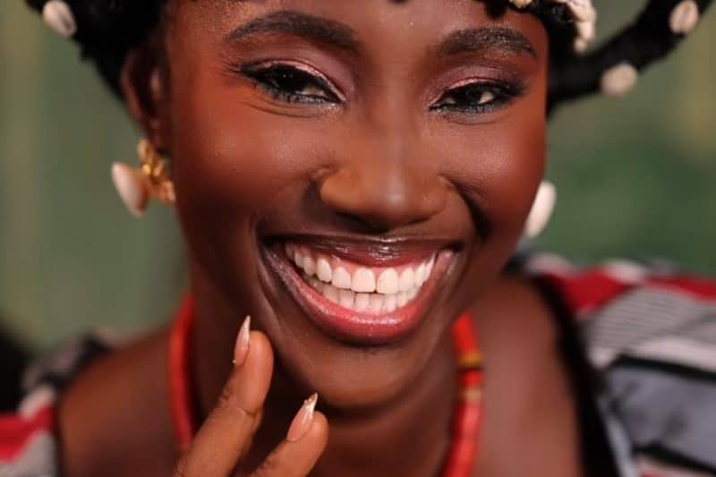 The Woman Who Walks With Her Roots – Pognaa Chaana